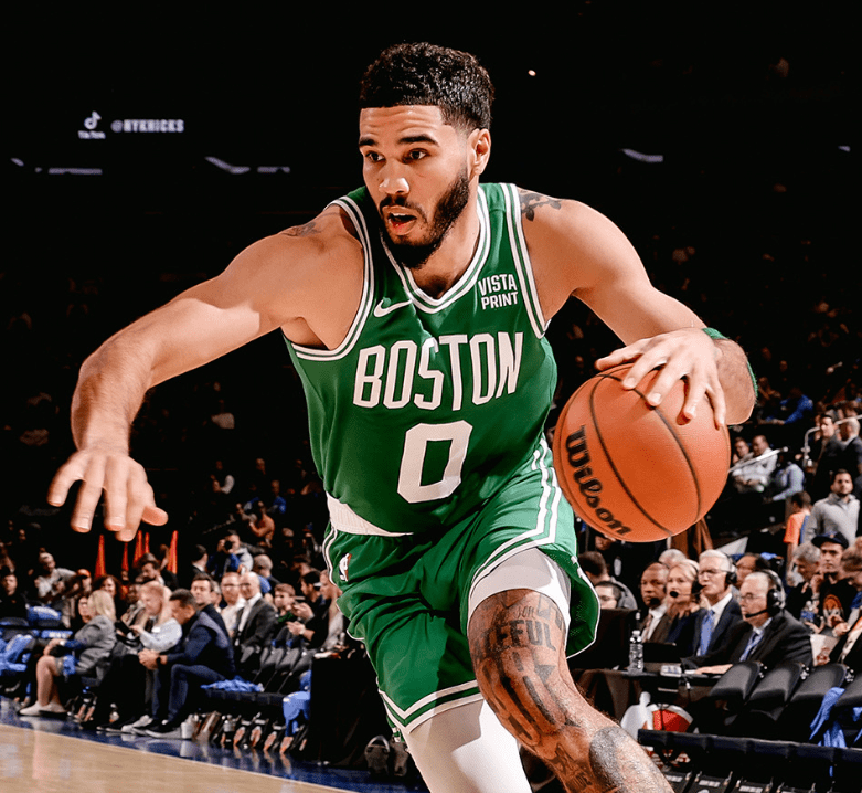  表现优异引发热议！，塔图姆在皇家马德里比赛中领先优势明显赢得满堂喝彩